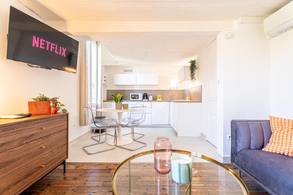 Fabron Apartment | La Chaise Bleue