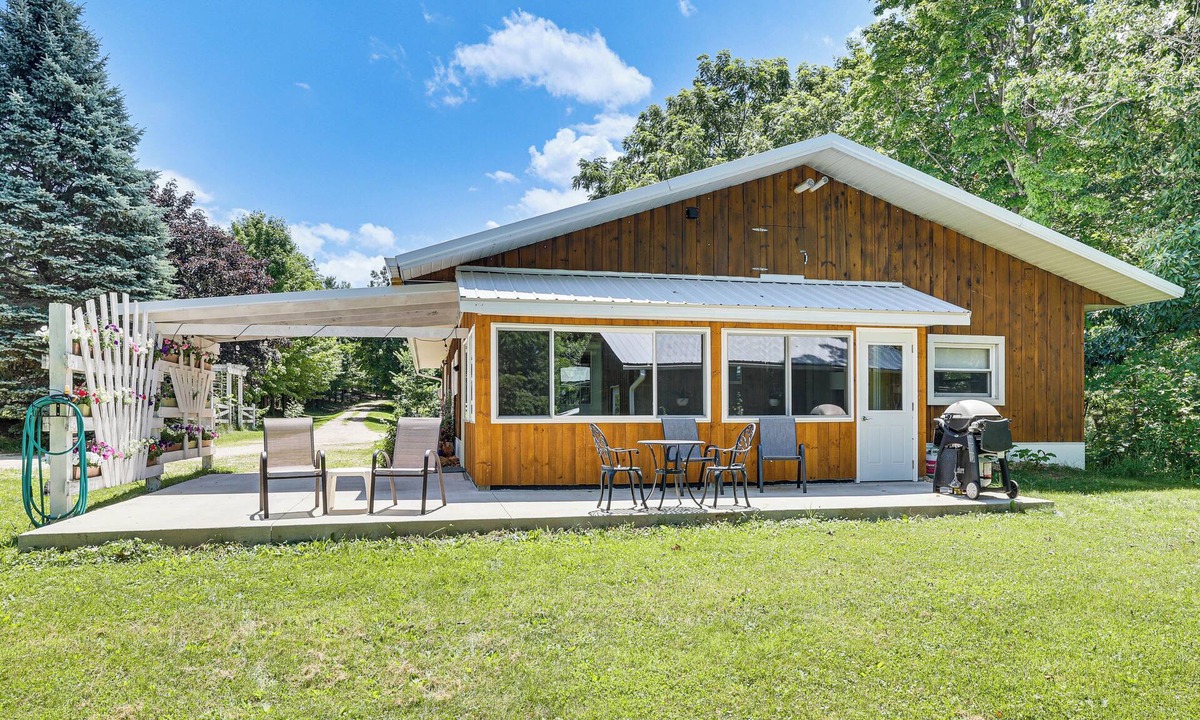 Dakota Cottage | La Crescent Cottage on Minnesota Bluffs w/View!