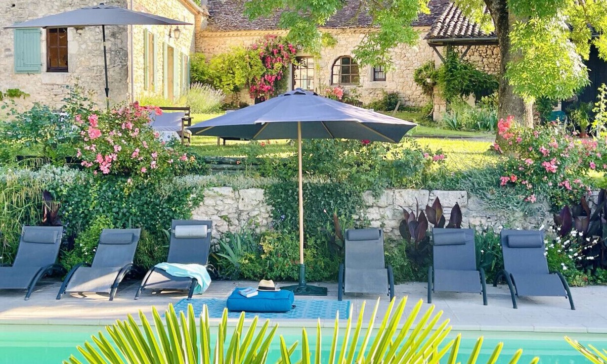 Savignac-de-Duras House | La Fleur de Savignac · 3 bd, pool, views, WiFi