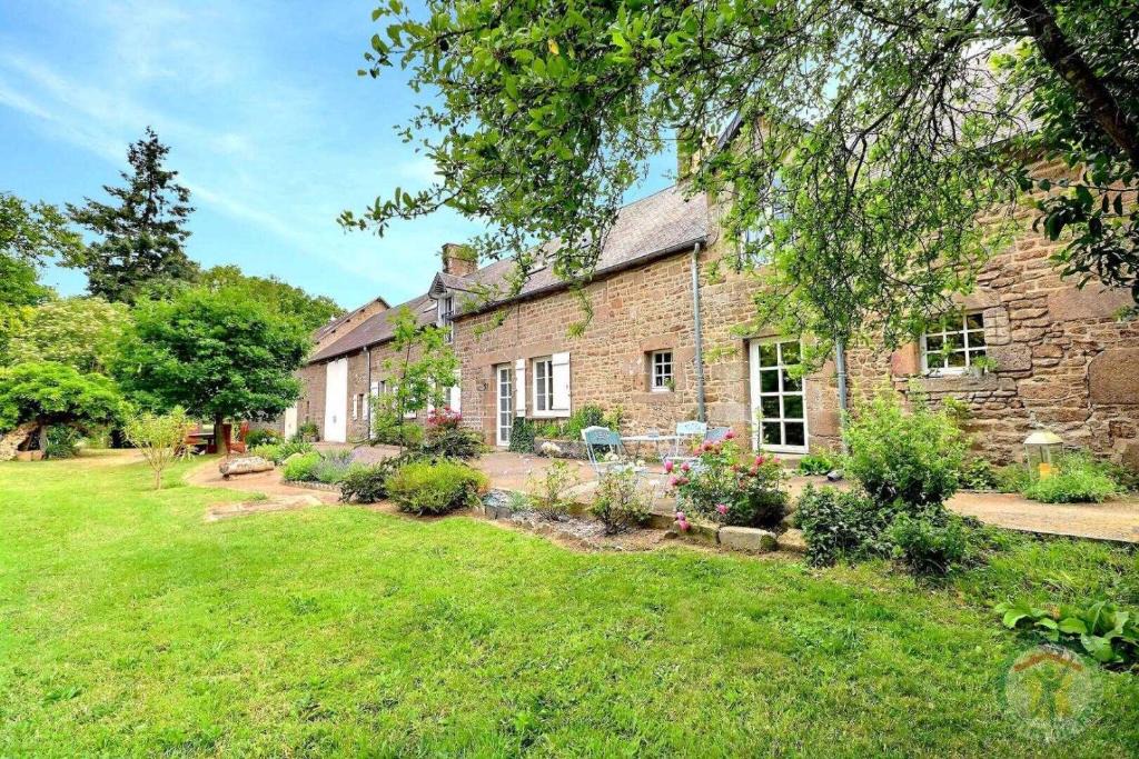Saint-Georges-de-Reintembault Bed & Breakfast | La bremande
