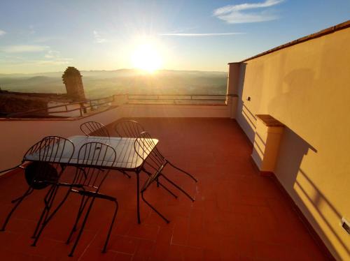 Peccioli Apartment | La grande terrazza, centro borgo