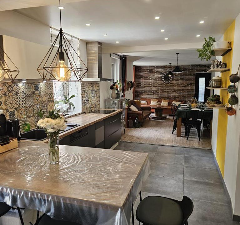 Cravanche House | La Halte D'Aristide - Parking