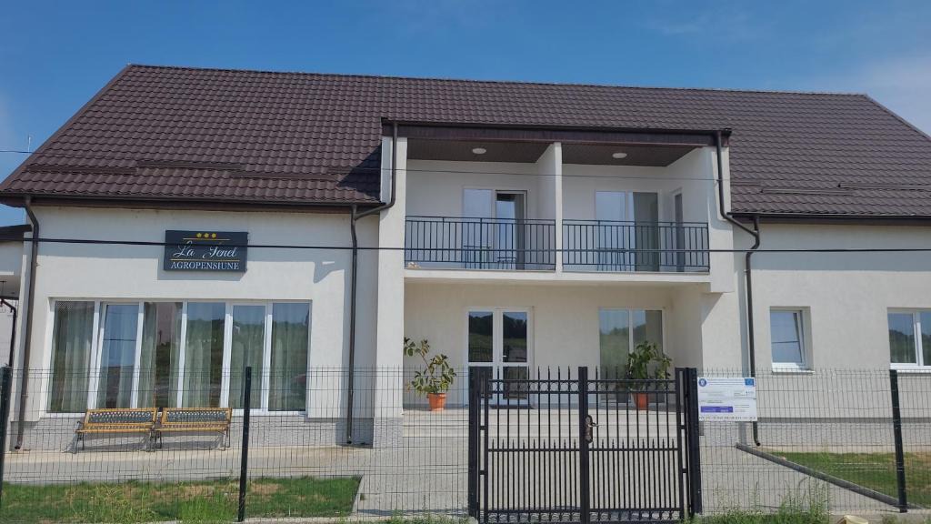 Ciupercenii Noi House | La Jenel