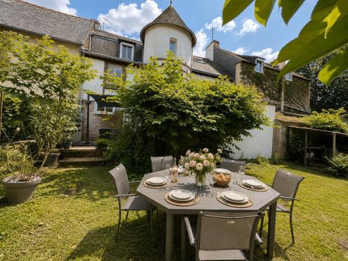 Quimperle House | LA MAISON D'ALPHONSE, charmante, centre historique, 2-6 personnes, Terrasse & jardin, Accès rivière