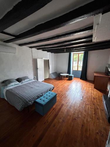 Saint-Pierre-sur-Orthe House | La maison du stade