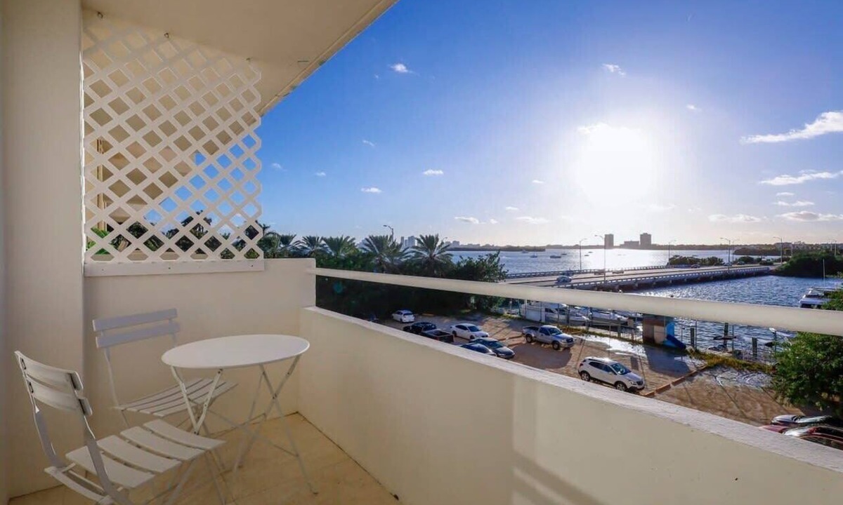 North Bay Village Apartment | La Marinita, Quaint, Water Views minutes to Beach