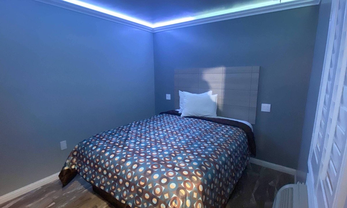 South Gate Hotel | La Perla Motel