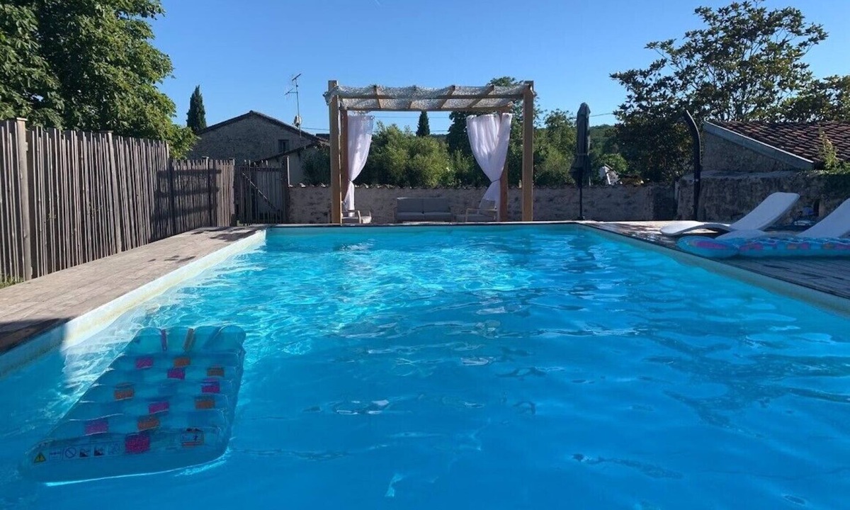 Graves-Saint-Amant House | La Petite Cagouille, pretty stone house with swimming pool