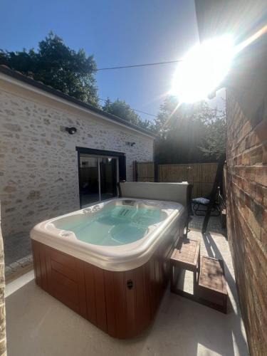 Listrac-Medoc House | La Petite Forge, air conditioning, Jacuzzi & Médoc vineyards