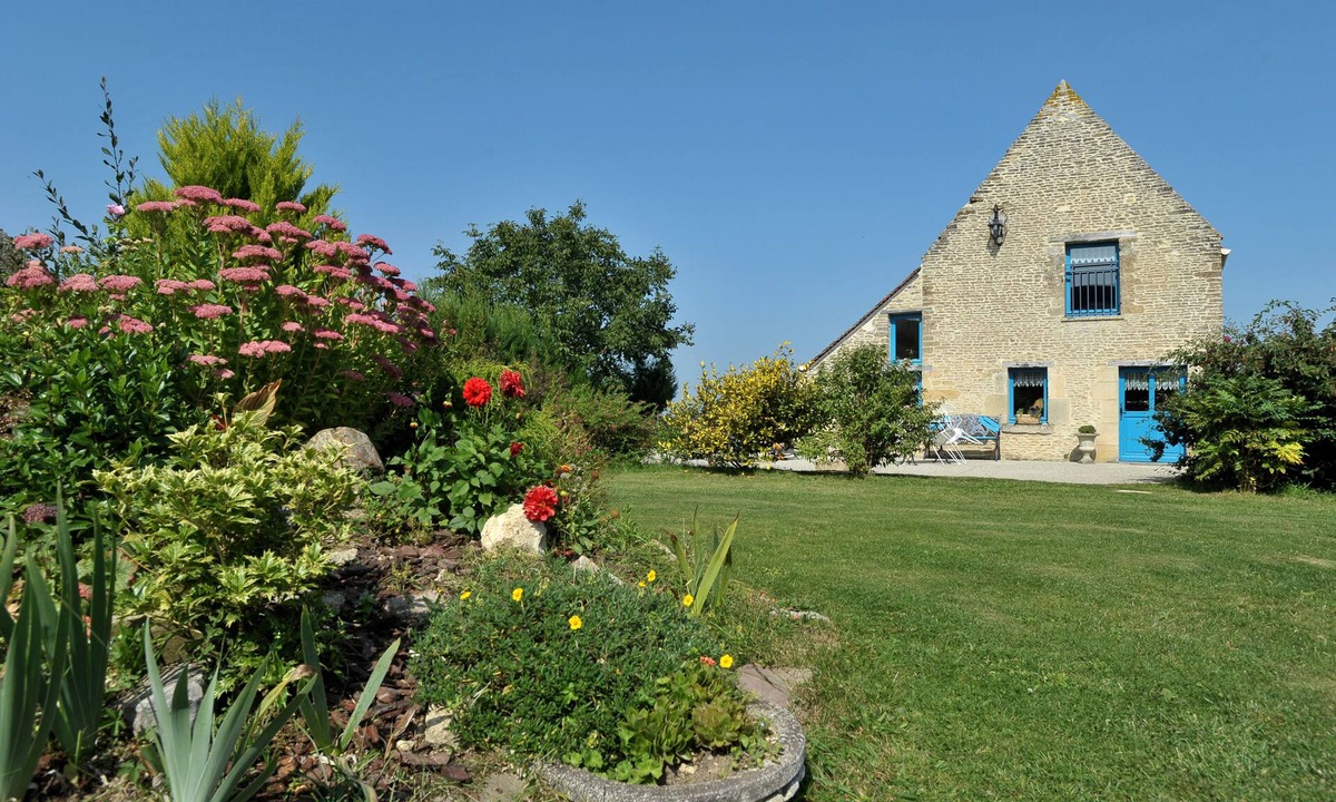 Saint-Wambert-des-Trois-Vallees Cottage | LA PETITE MAISON DANS LA PRAIRIE - COVERED/HEATED SWIMMING POOL APRIL TO OCTOBER