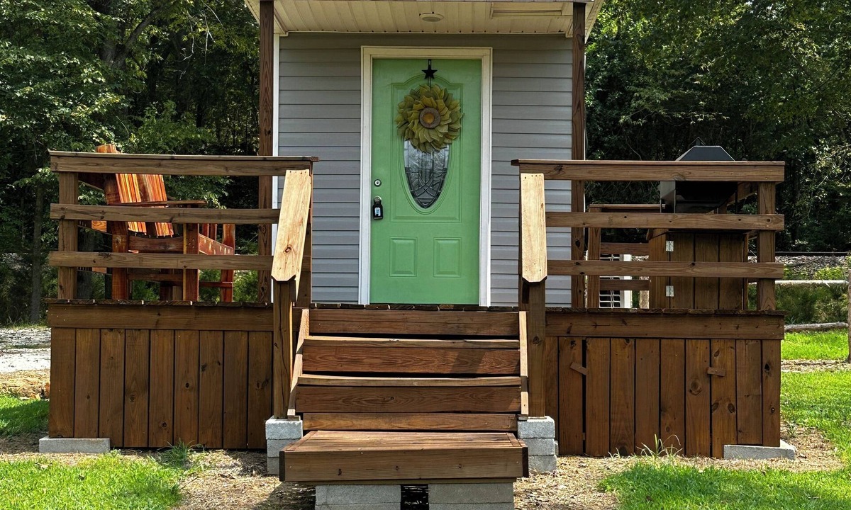 Boswell House | La Petite Maison, Tiny house Melbourne, AR in peaceful community of Mount Olive.