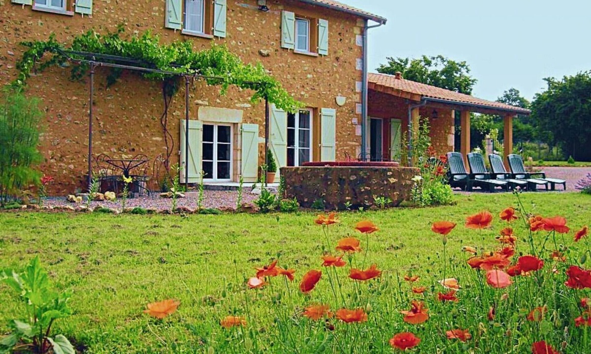 Vitrac-Saint-Vincent Cottage | La Queue Rousse Cottage - Historic Home with Fireplace and Enclosed Garden