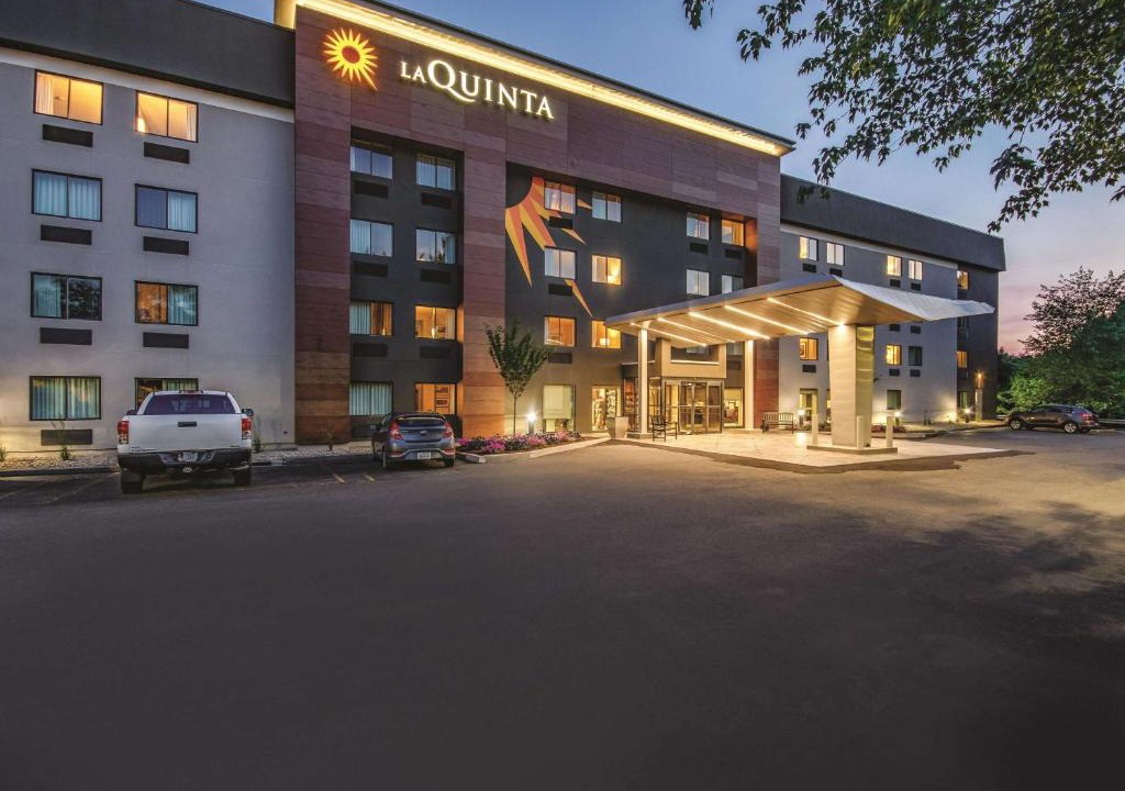 Windsor Locks Hotel | La Quinta by Wyndham Hartford Bradley Airport