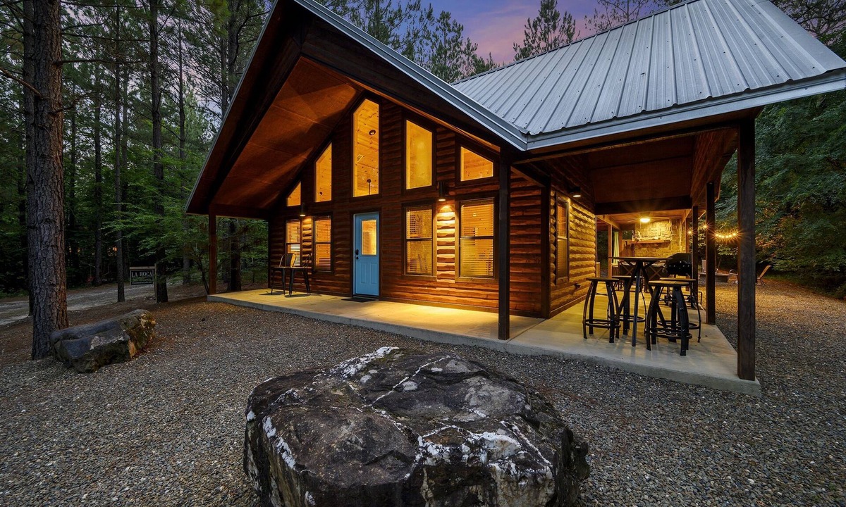 Broken Bow Cabin | LA ROCA - Luxury Cabin for Couples | Hot Tub, Outdoor Fireplace, Walk to Dining!