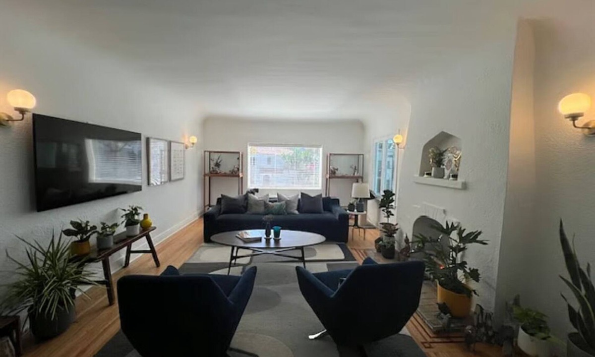 Carthay Circle Apartment | LA's Duplex central location, sought after area. Private room with en-suite bath