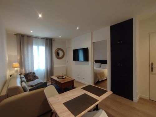 Clamart Apartment | La SUITE de la Villa Voltaire