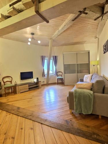 Chaintre Apartment | La tour du château