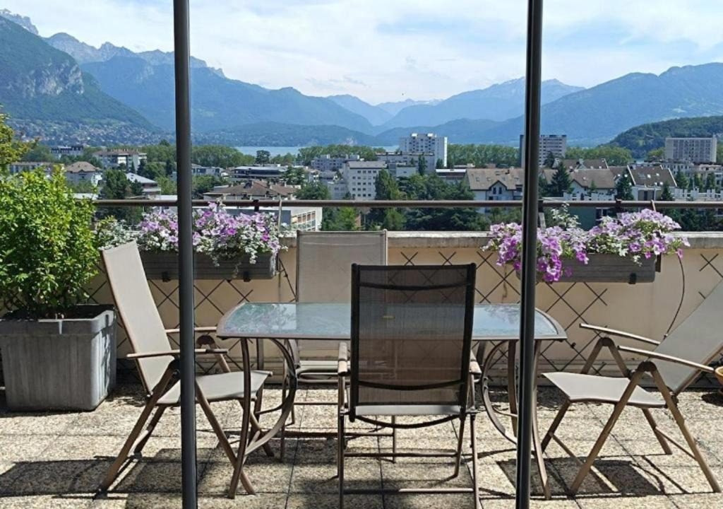 Annecy Apartment | La Tour Gambetta T3 Vue lac