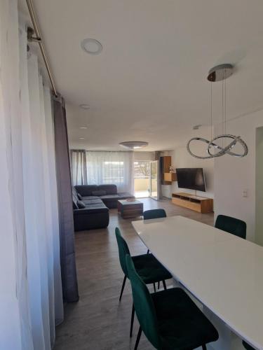 Schnetzenhausen Apartment | La Vida Lago