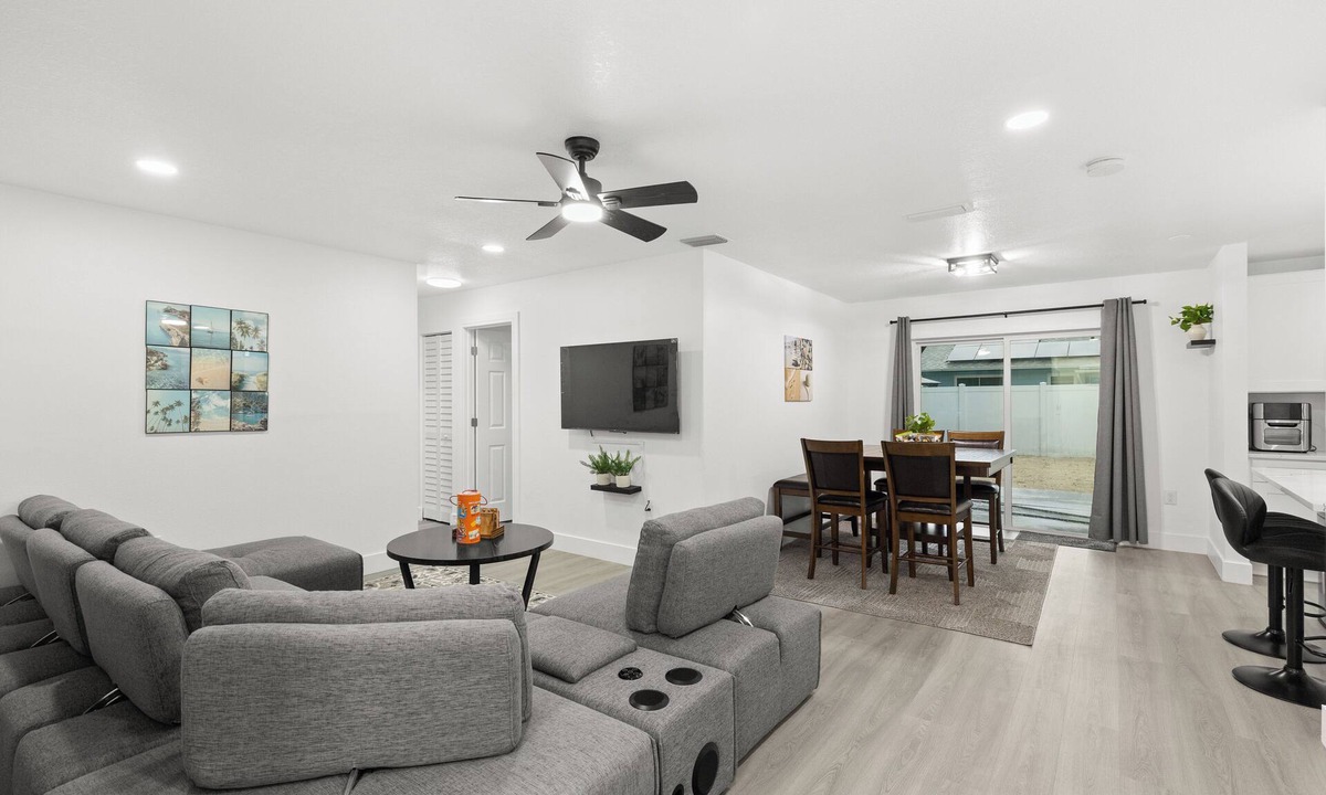 Anona House | La Villa Gris – 4BR Coastal Retreat Near Clearwater & Gulf Beaches