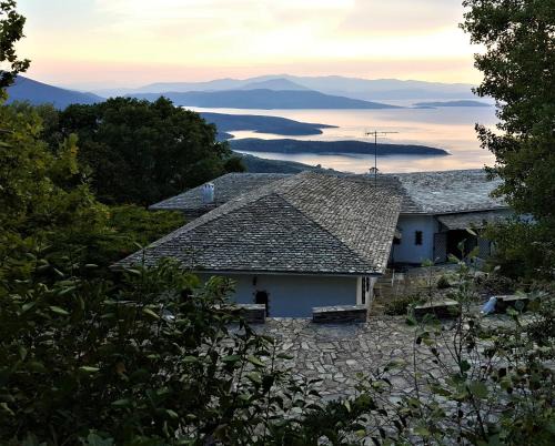 Kali Vrysi Villa | Lafkos Estate