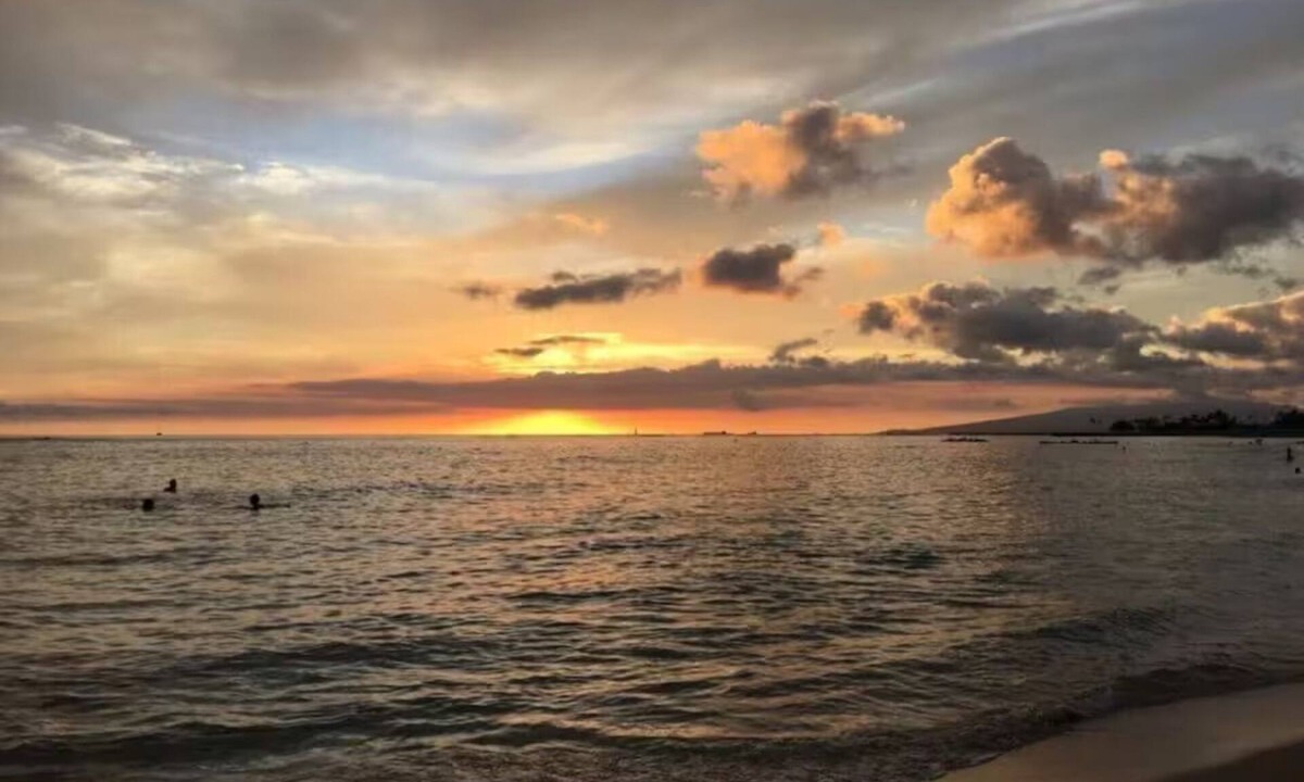 Waikiki Resort | Lagoon Tower 2 Bedroom Premier -2BXCondo with a hot tub, near Waikiki Beach Walk