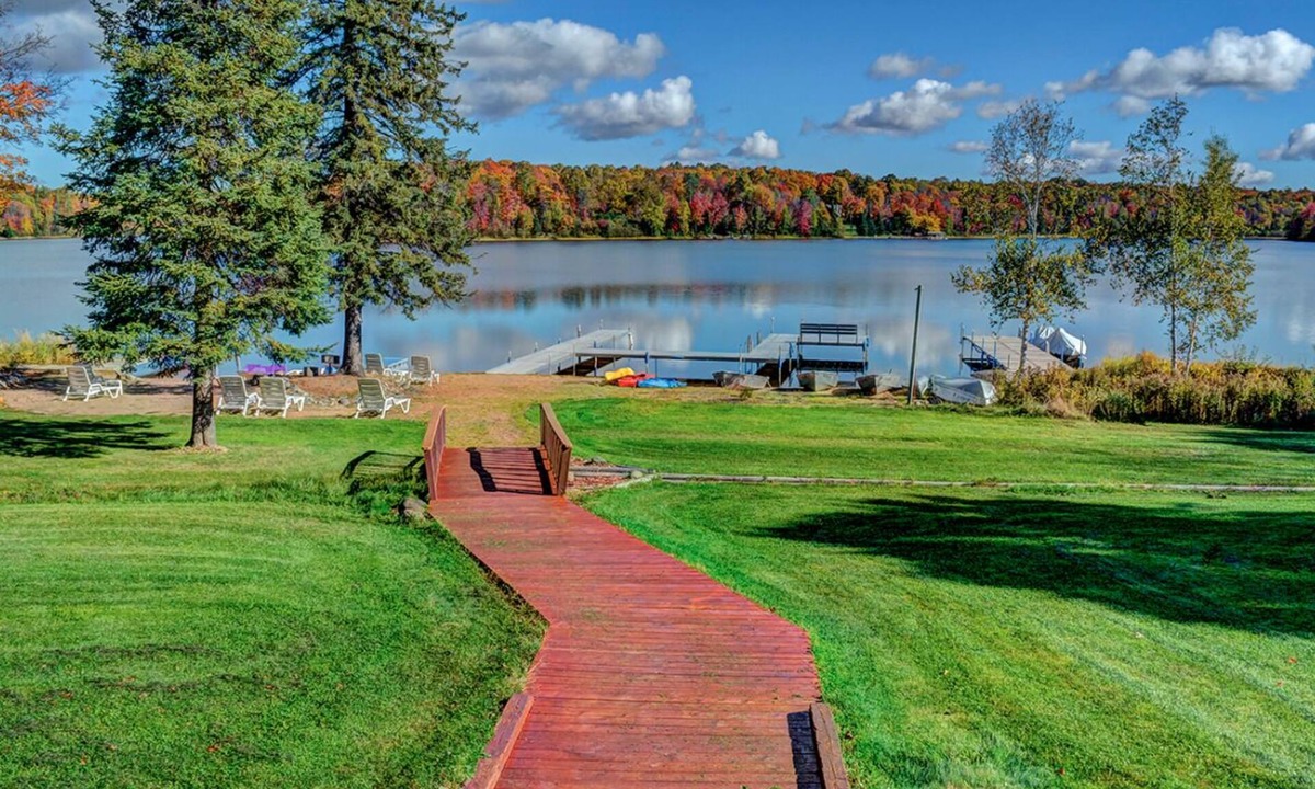 Phelps Condo | Lake Access Condo in Eagle River w/complimentary kayaks, canoes, and row boats.