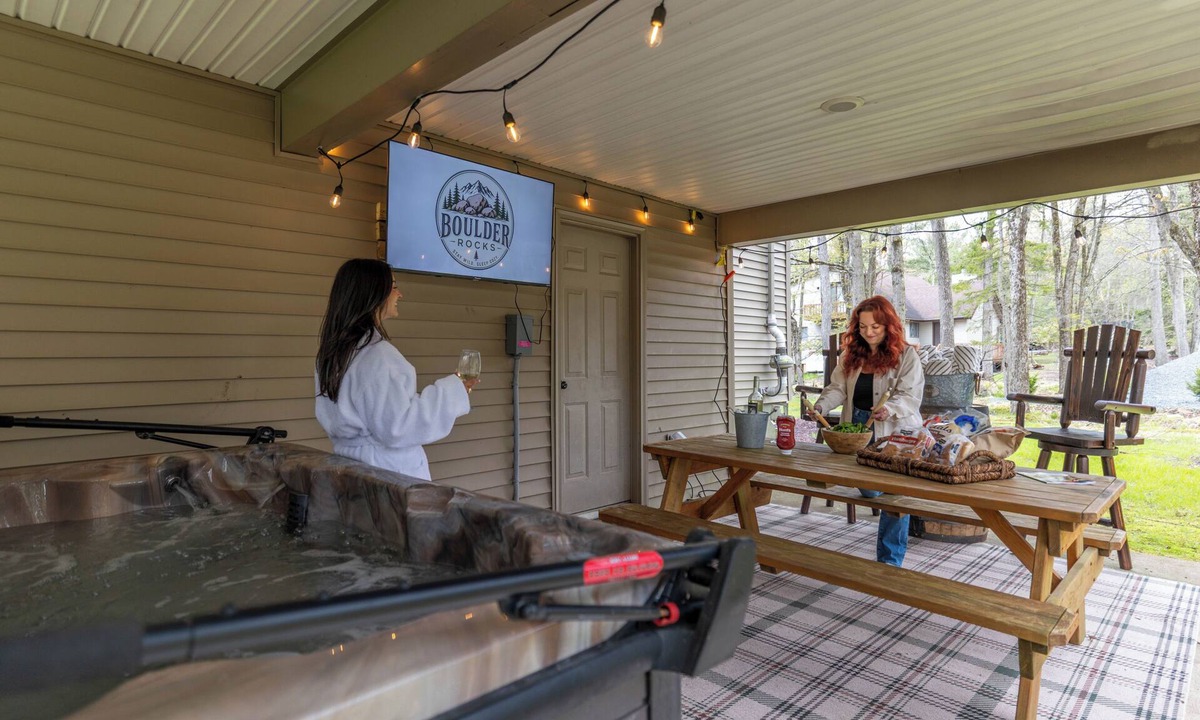 Lake Harmony Estates House | Lake Access, Lively Lake Harmony Location, Sleeps 14, Hot Tub, Wooded Retreat