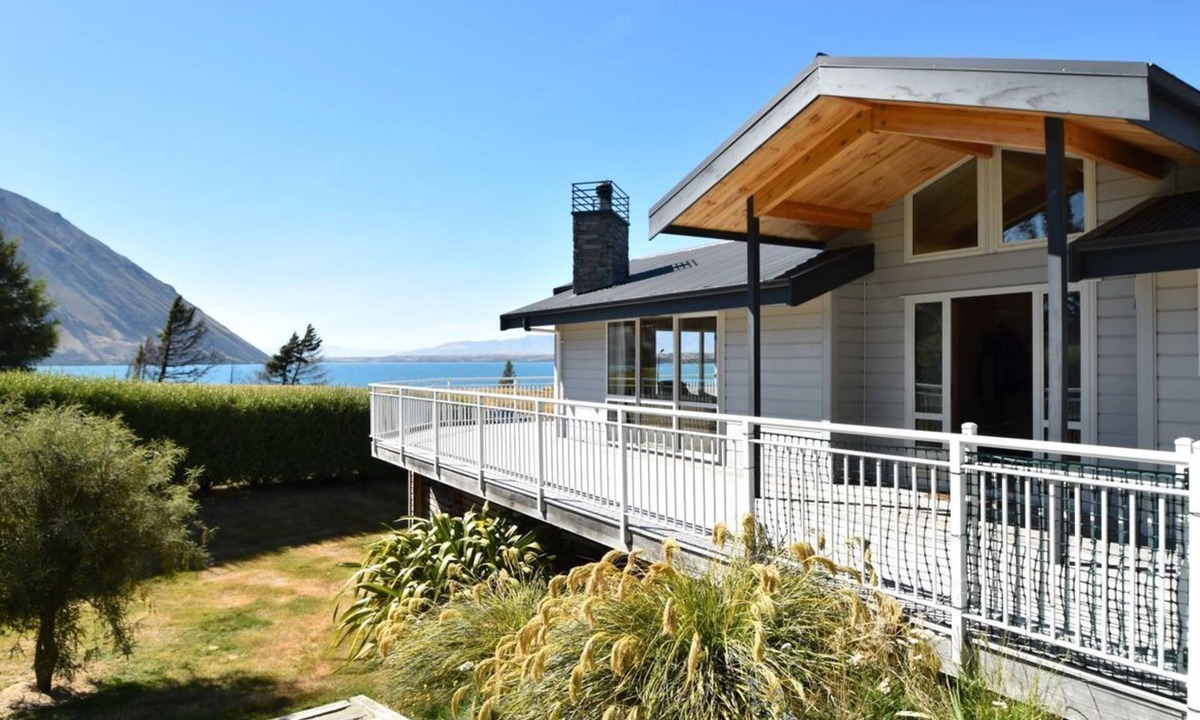 Ohau House | Lake and Mountain Views - excellent skiing, tramping, cycling and water sports