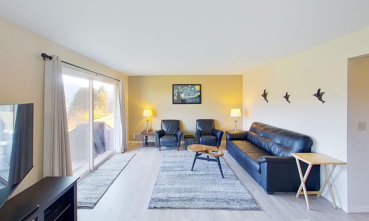 Chelan Condo | Lake and mountainview condo with washer/dryer & patio - close to town & water
