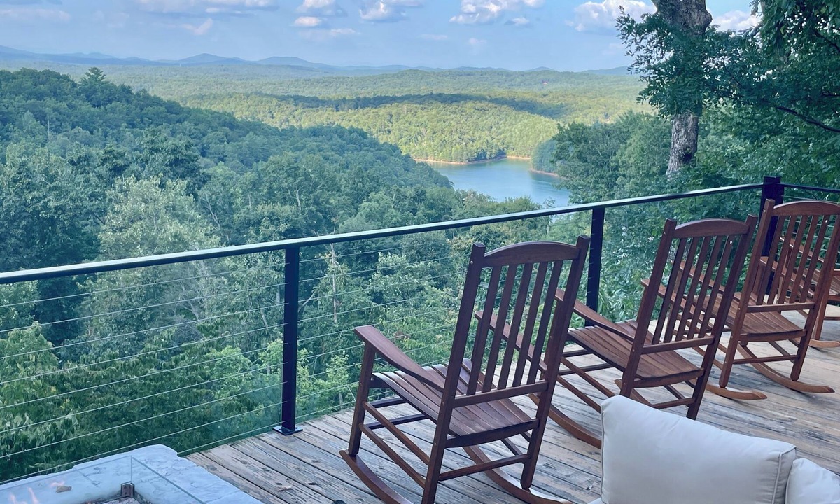 Necowa Cove Cabin | LAKE BLUE RIDGE VIEW & ACCESS, POOL TBL, PROJECTOR, FIRE PIT, HOT TUB, DOGS OKAY