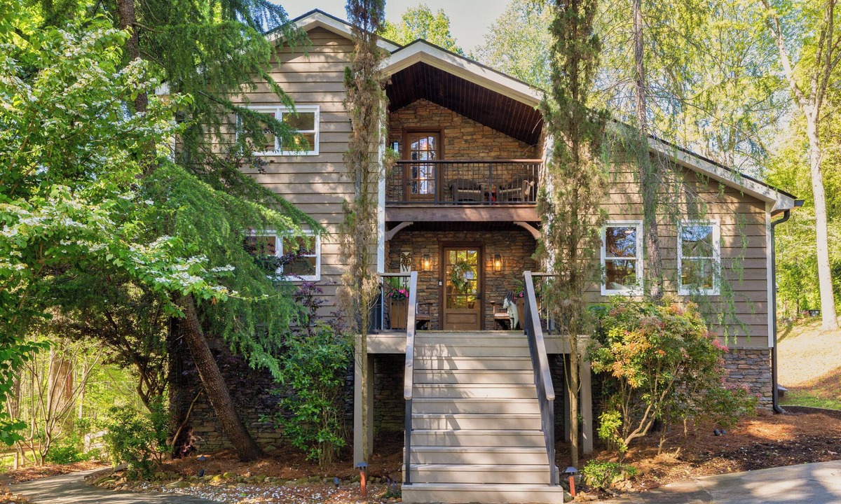 Buford House | Lake Cabin! Private Dock/Hot Tub/8 Beds/Pool Table/Ping Pong Table
