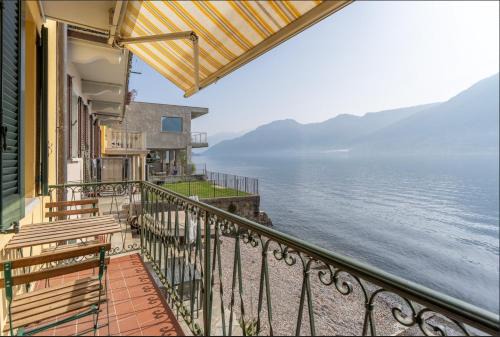 Colonno Apartment | Lake Como Waterfront Balcony SottoRiva 12