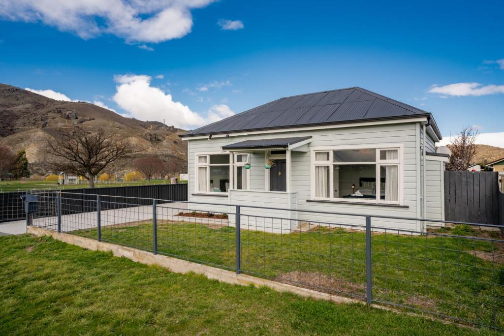 Lowburn House | Lake Dunstan Cottage - Cromwell Holiday Home