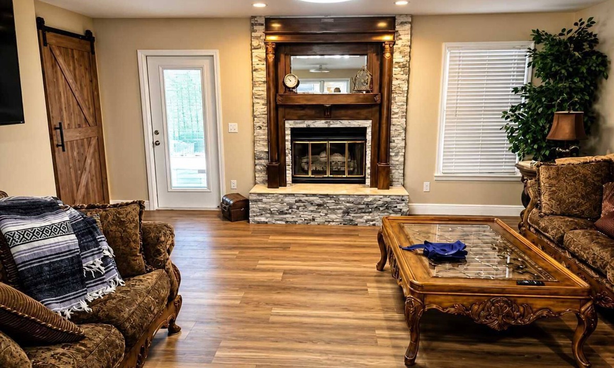 Georgetown House | Lake Eufaula Escape | Pool Table & Game Room
