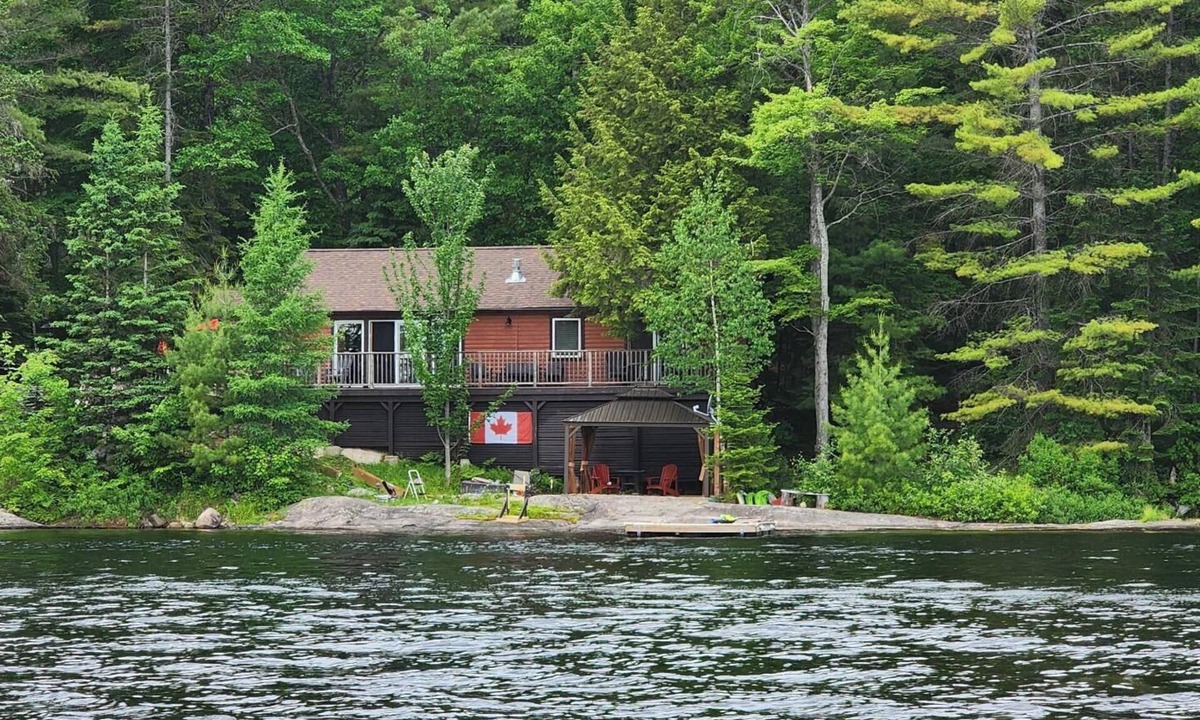 Algonquin Highlands Cottage | Lake front cottage with amazing privacy and 25 min from Haliburton town.