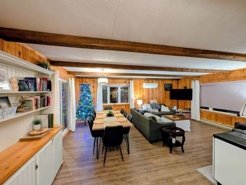 Queens House | Lake front cottage 5 bedrooms bright open concept