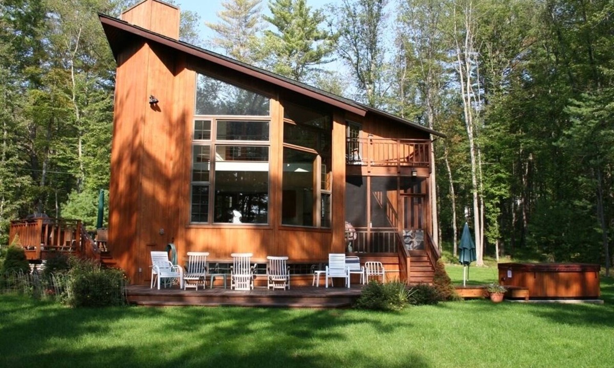 Town of Highland House | Lake Front Heated Floors Romantic Hot Tub Firepit Foosball Ski Screen Porch Boat