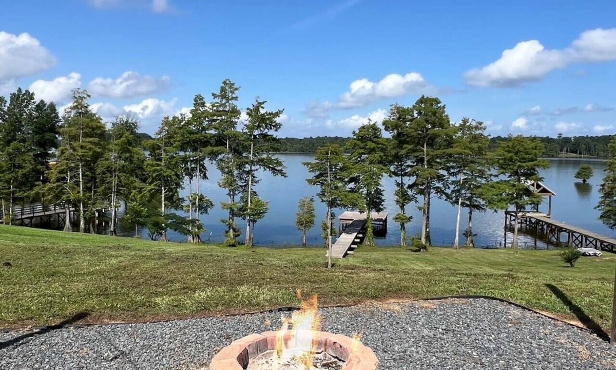 Negreet Apartment | Lake front home with spectacular sunsets! 6 miles from Toledo Tackle!
