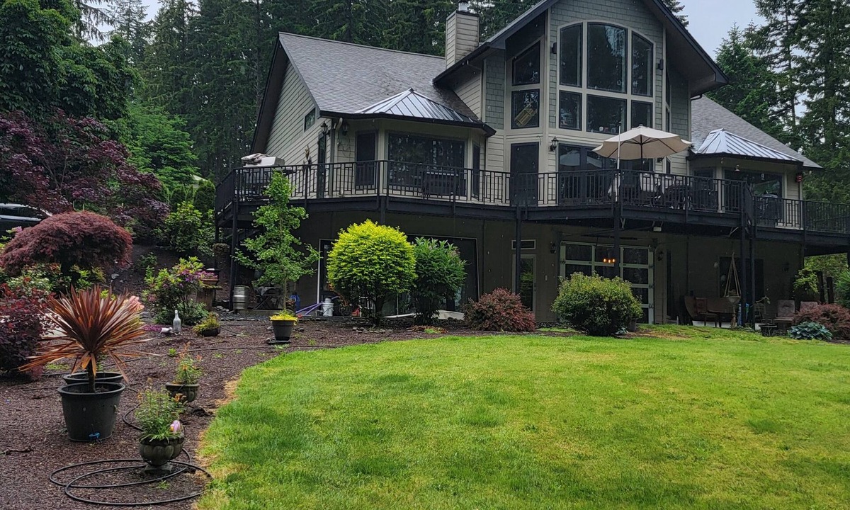 Dorena House | Lake front LAWN FLOOR of bi-level home. bottom floor only. private entrance.