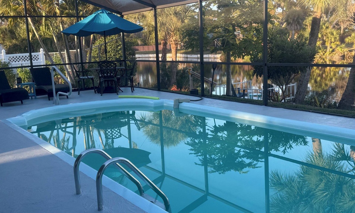 Englewood House | Lake Front Remodeled Salt Water Pool 1.5 miles to Beach-Home-3Bd/2ba/LR/Kitchen