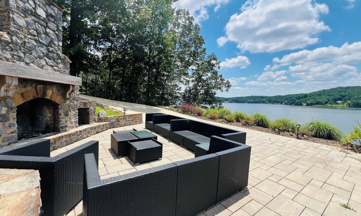 Leesburg House | Lake Front+Sleeps 17+UTV+ Sunset Views+Game Room+Boathouse+Seawall+Outdoor Fire