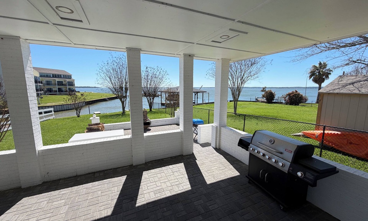 West Livingston House | Lake front spacious 4-bedroom house in welcoming Livingston with WiFi, AC & MORE
