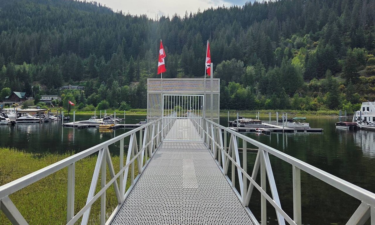 Sicamous Condo | Lake front with boatslip