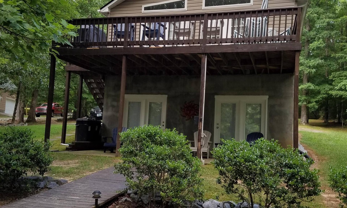 Valentines House | Lake Gaston Waterfront Cottage Sleeps 6 with private Boathouse
