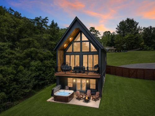 Luray House | Lake Haus Cabin - Hot Tub, Sauna, Lake View, Wi-Fi