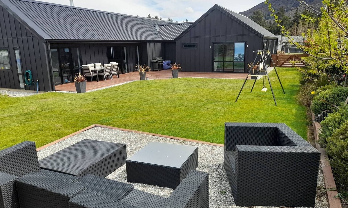 Lake Hawea House | Lake Hawea Spacious Family Home