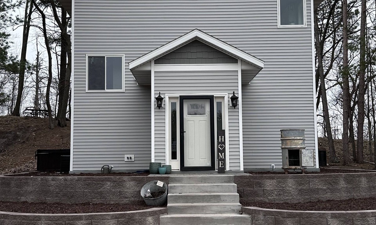 Brainerd House | Lake home on quiet recreational lake with hot tub. Close to "Up North" amenities