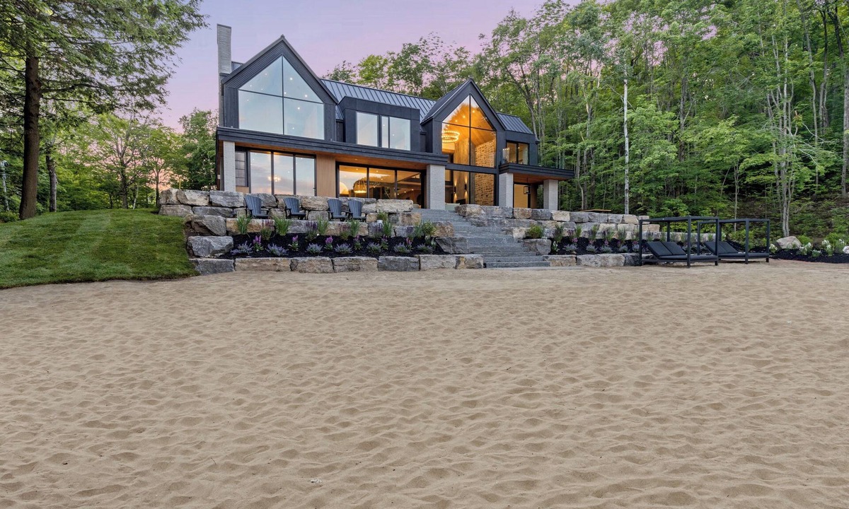 Muskoka Lakes Cottage | Lake Joseph Beach house - Bringing the Caribbean to Muskoka