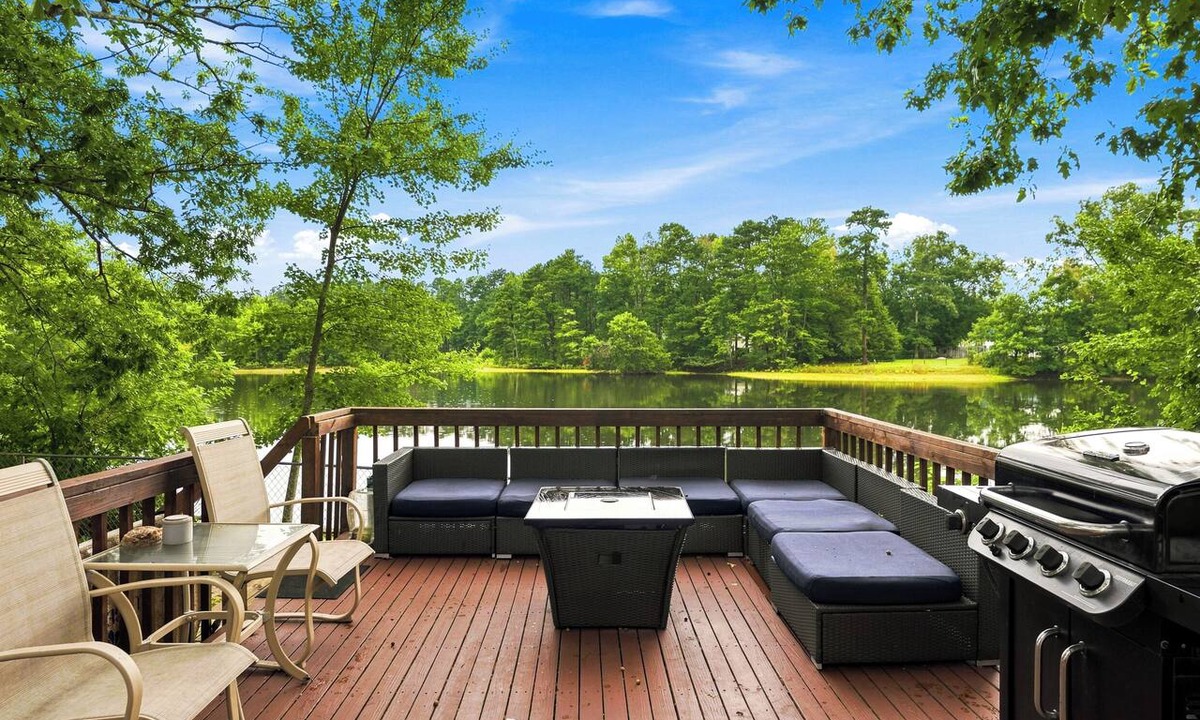 Mays Landing Cottage | Lake & Kayaks w Hot Tub - 20 Mins to Beaches!